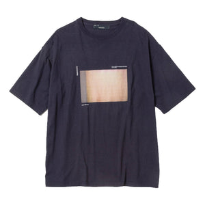 MEANSWHILE ABRACT PHOTOGRAPHT TEE-DARK NAVY