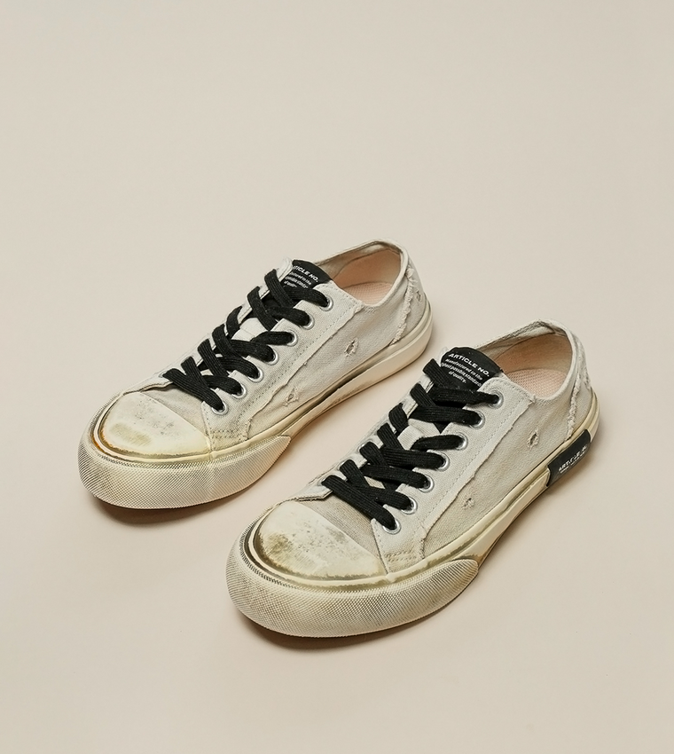ARTICLE NO. DISTRESSED LOW-TOP SNEAKERS-WHITE DIRTS
