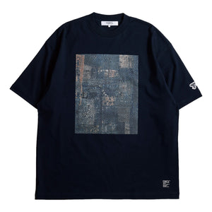 FUNDAMENTAL FA26TE15 / PRINTED BORO TEE-NAVY
