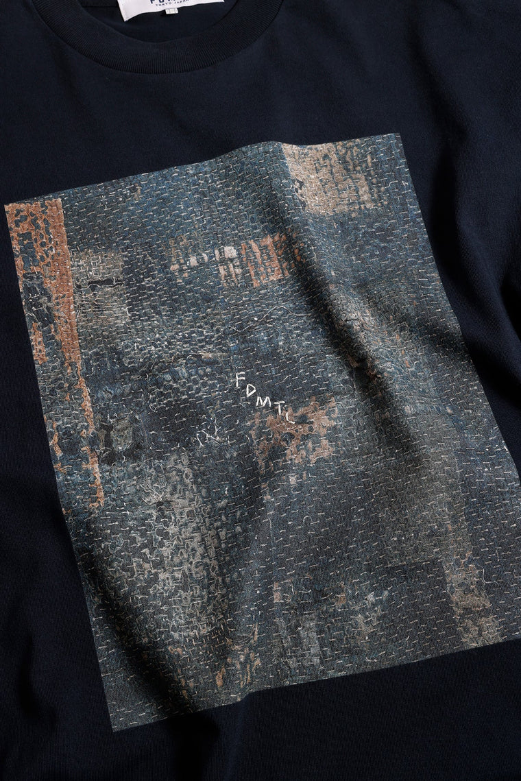 FUNDAMENTAL FA26TE15 / PRINTED BORO TEE-NAVY
