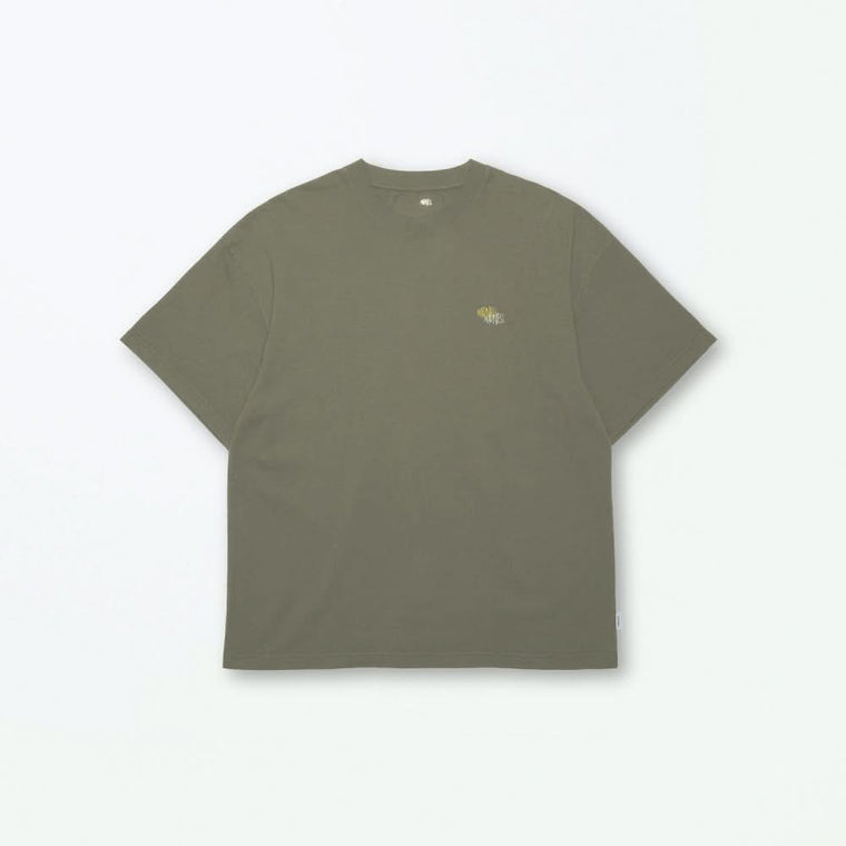 MADNESS WASHED PRINT TEE-OLIVE