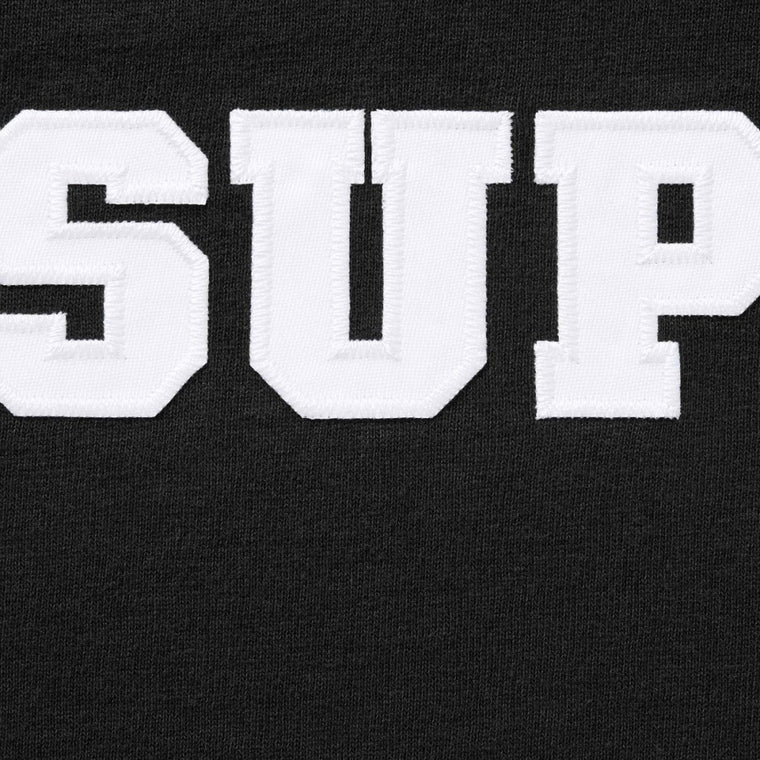 SUPREME COLLEGIATE APPLIQUE S/S TOP-BLACK