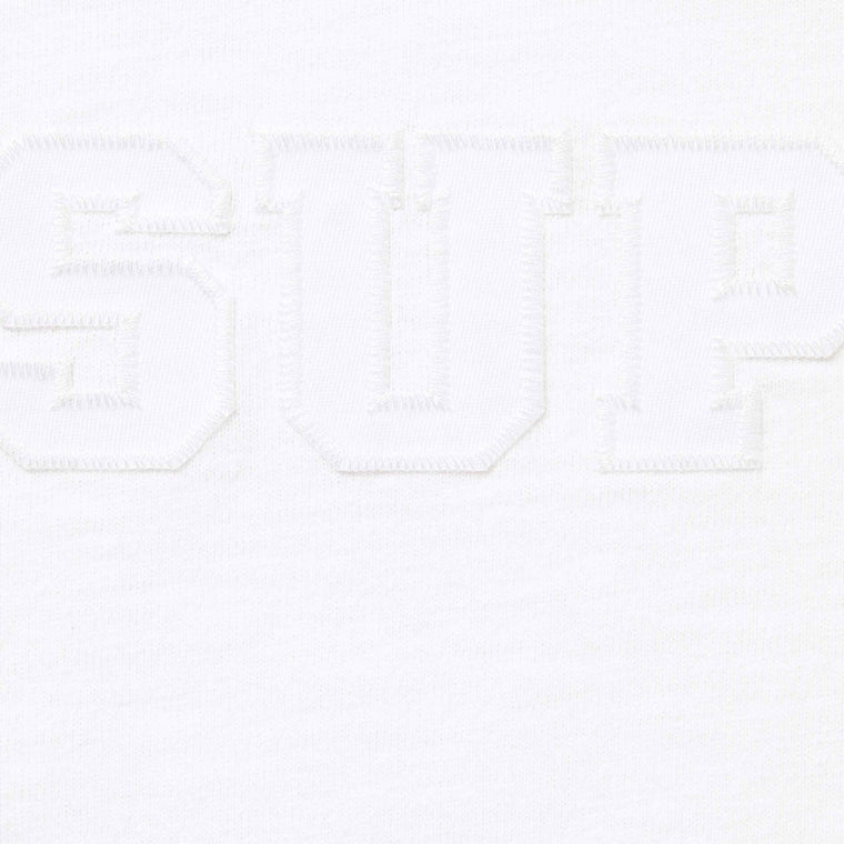 SUPREME COLLEGIATE APPLIQUE S/S TOP-WHITE