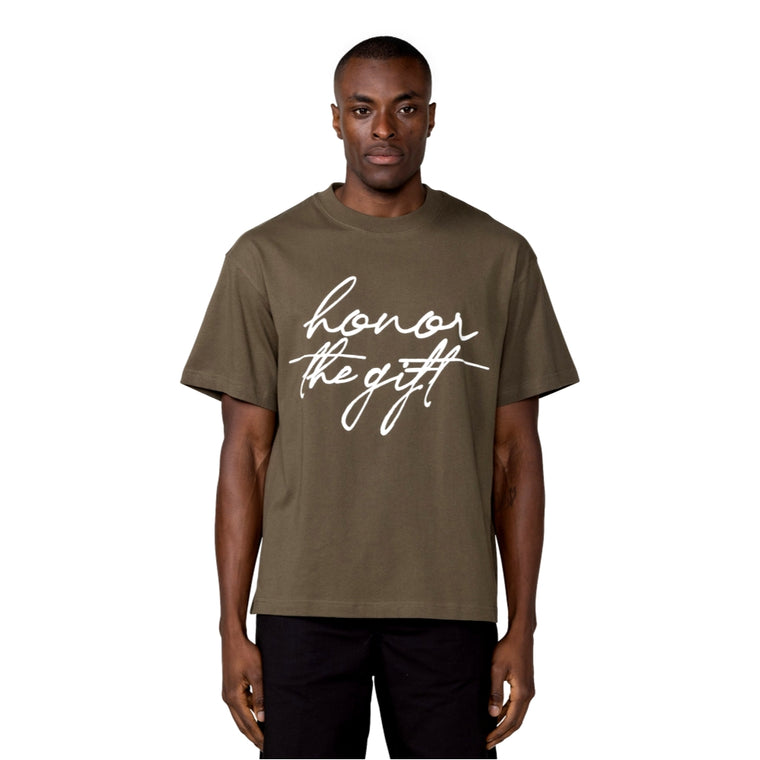 HONOR THE GIFT HTG SCRIPT SS TEE-OLIVE