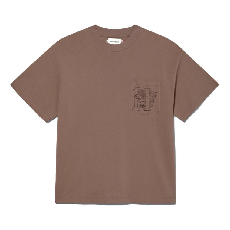 HONOR THE GIFT MASCOT POCKET S/S TEE-BROWN